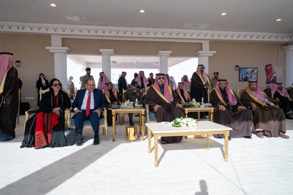 الأمير فيصل بن خالد بن سلطان يرعى الشوط الأخير في سباق الصقور ويتوّج الفائزين