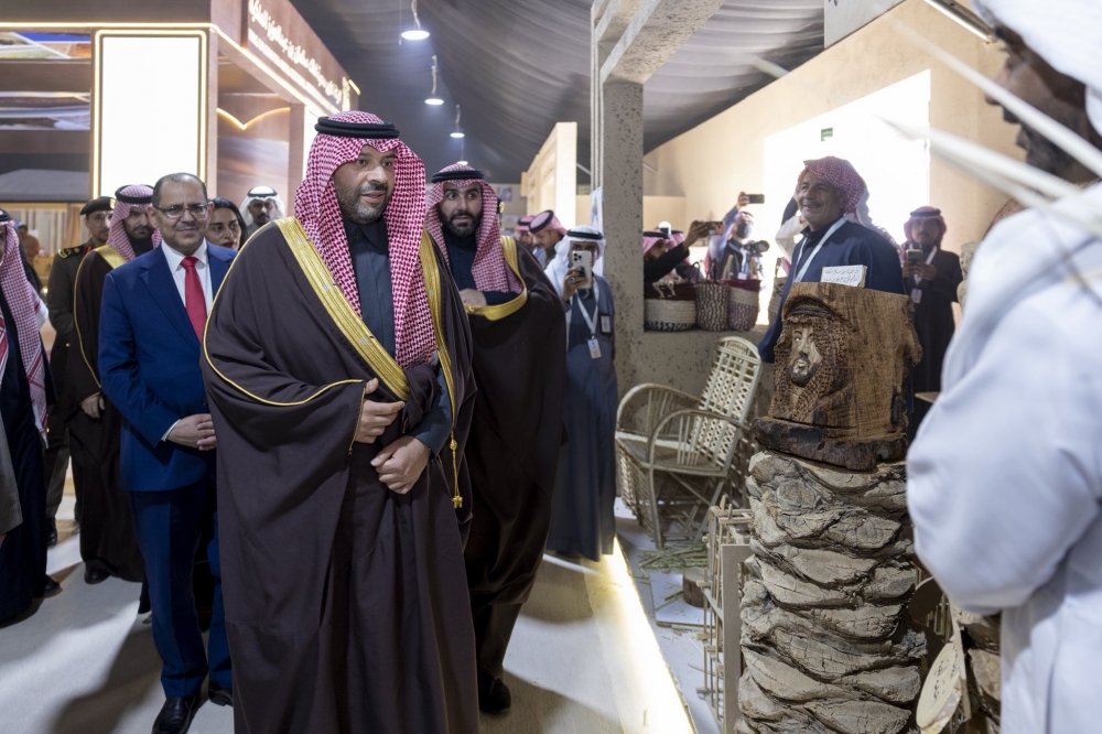 سمو أمير منطقة الحدود الشمالية يطلع على أجنحة وفعاليات مهرجان الصقور