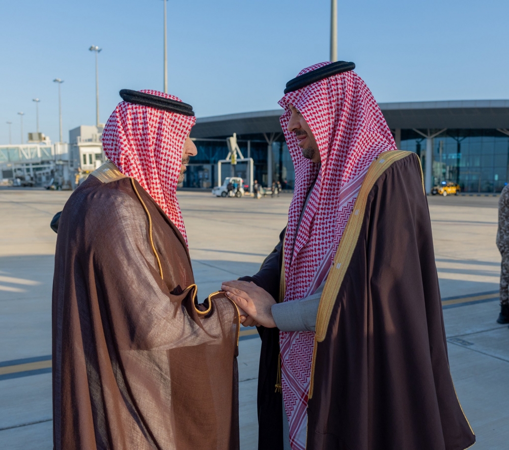 أمير منطقة الحدود الشمالية يستقبل نائب أمير المنطقة لدى وصوله إلى مطار عرعر